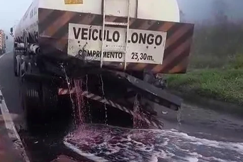 Colisão traseira deixa motorista ferido e vazamento de combustível na BR-376, em Tibagi