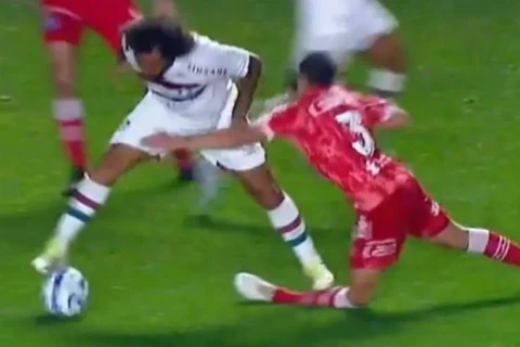 IMAGENS FORTES: Marcelo, do Fluminense, quebra a perna de jogador do Argentinos Juniors
