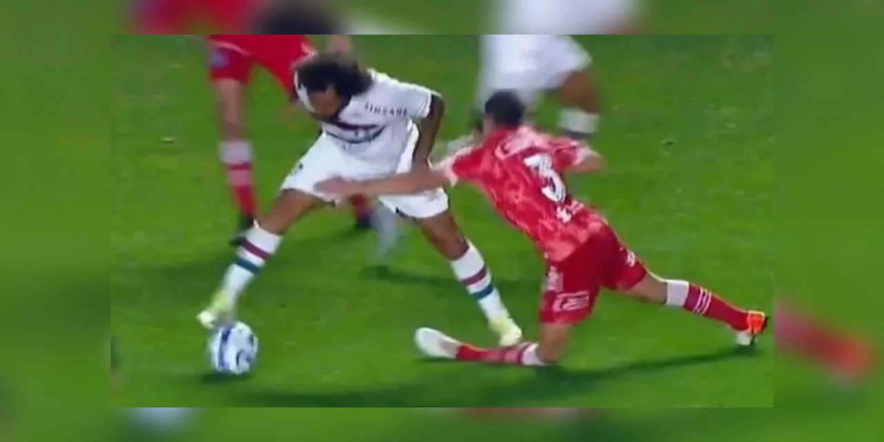 IMAGENS FORTES: Marcelo, do Fluminense, quebra a perna de jogador do Argentinos Juniors