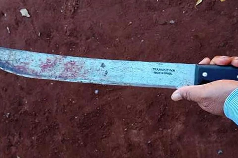 Mãe flagra adolescente de 13 anos estuprando a filha e o mata com facão na cabeça