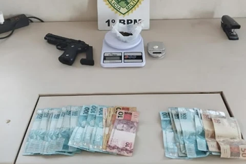 Dupla é detida suspeita de tráfico de drogas, em PG