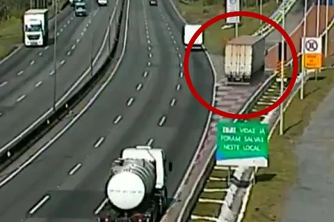 Vídeo: caminhão com 25 toneladas perde o freio e usa área de escape em Guaratuba