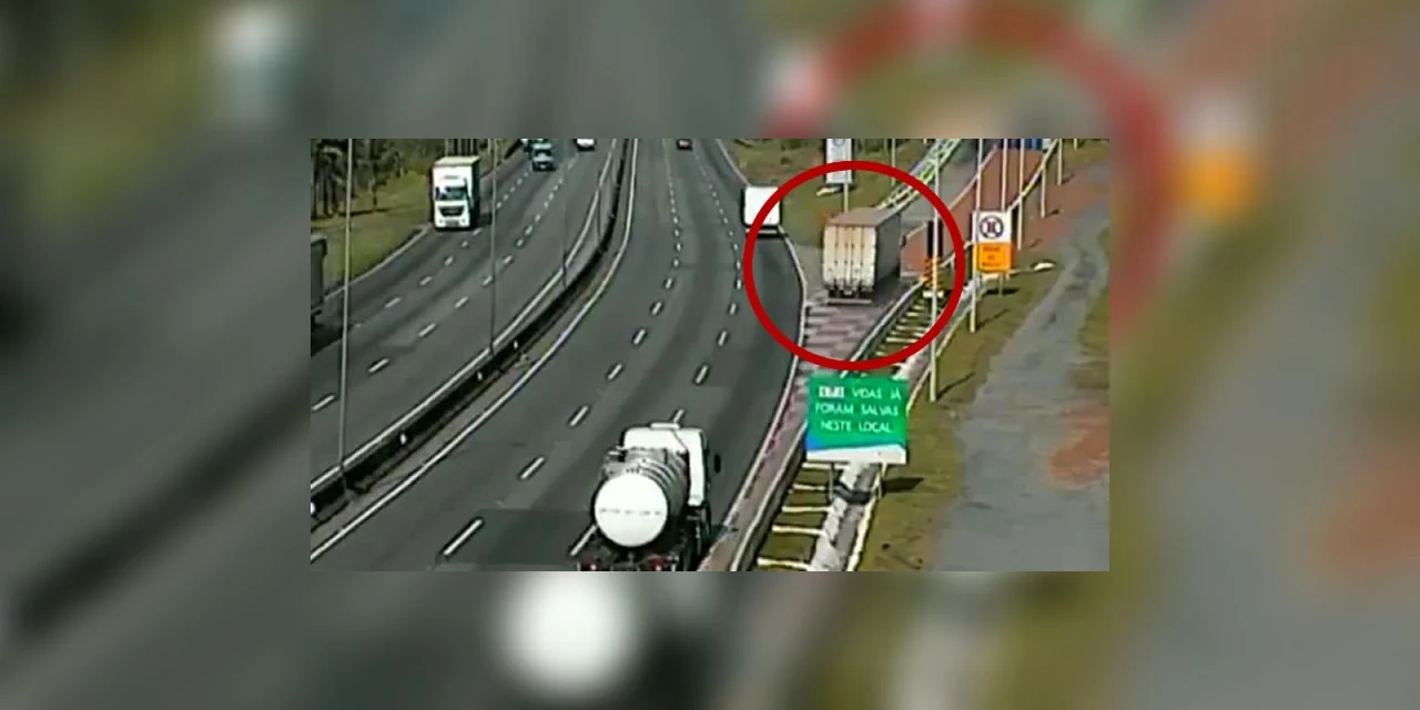 Vídeo: caminhão com 25 toneladas perde o freio e usa área de escape em Guaratuba