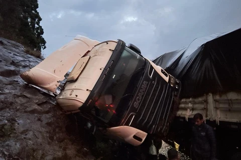 Caminhoneiro perde controle de direção e colide contra barranco na BR-376, em Tibagi