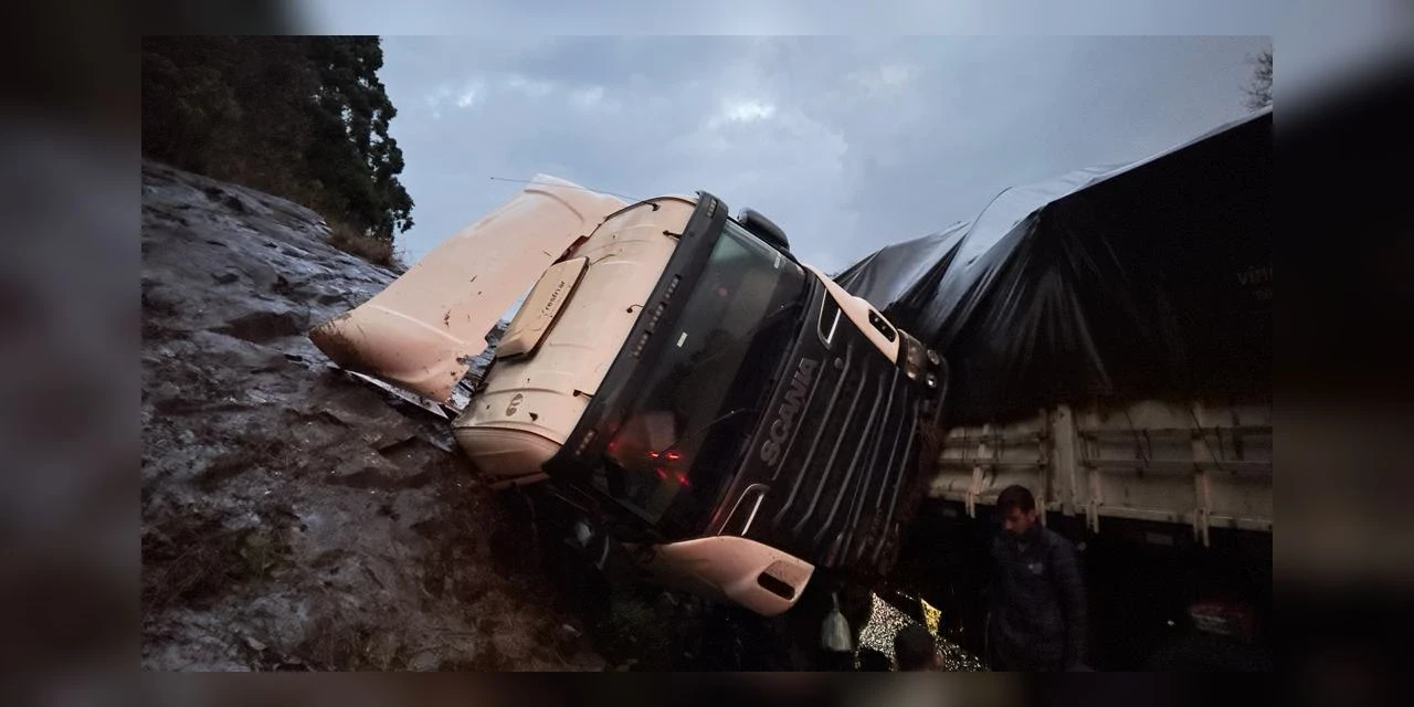 Caminhoneiro perde controle de direção e colide contra barranco na BR-376, em Tibagi