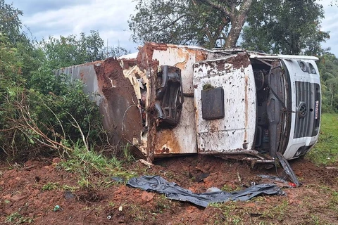 Tombamento de caminhão em Imbituva deixa duas pessoas feridas