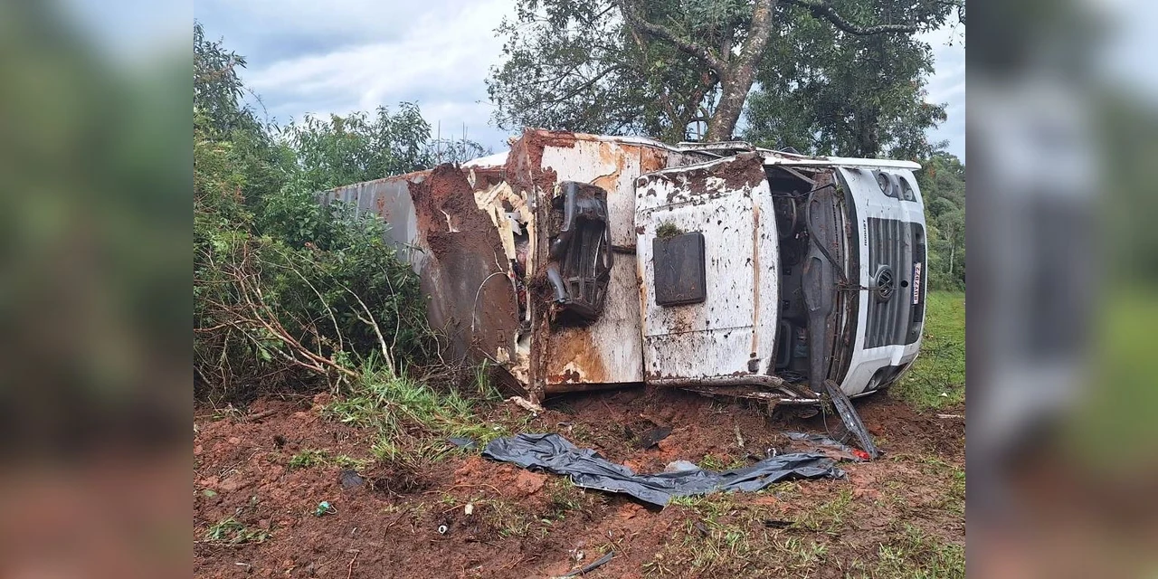 Tombamento de caminhão em Imbituva deixa duas pessoas feridas