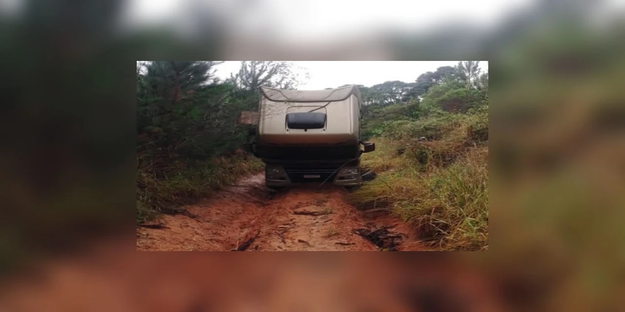 PM recupera caminhão tomado em assalto na região de Uvaia