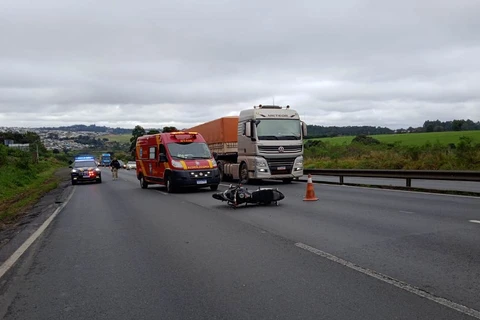 Duas pessoas ficam feridas em acidente com moto na Presidente Kennedy, em PG
