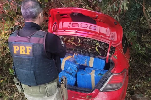 Duas mulheres são presas após fugir da polícia com carro carregado de maconha