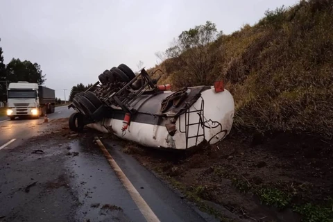 Caminhão tomba e bloqueia parcialmente rodovia entre PG a Curitiba