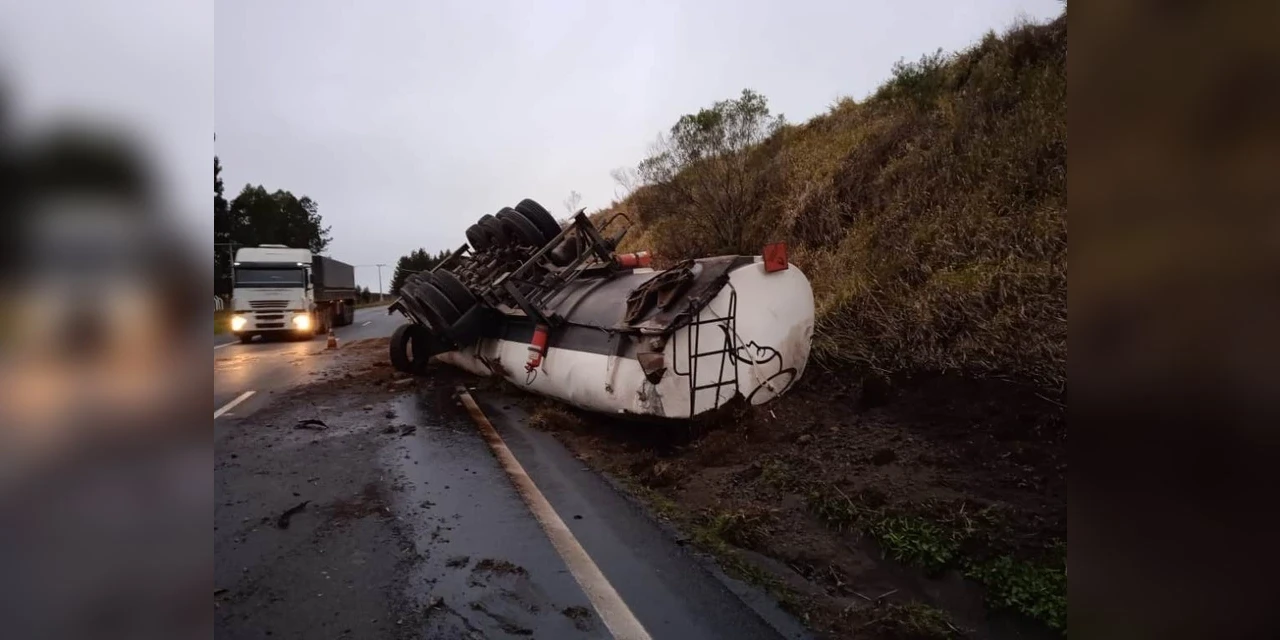 Caminhão tomba e bloqueia parcialmente rodovia entre PG a Curitiba