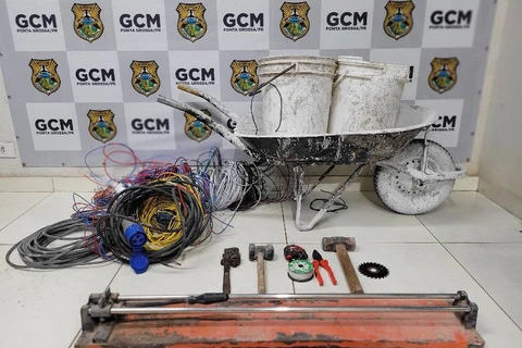 GCM prende individuo com fios de cobre e ferramentas furtados de construção em bairro de PG