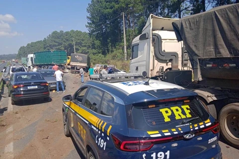 Engavetamento entre 10 veículos deixa 6 pessoas feridas na BR-376, em PG