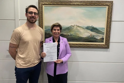 Prefeita Elizabeth assina decreto que amplia o número de beneficiados pelo Passe Livre