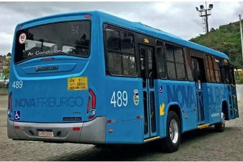 Adolescente morre após colocar cabeça para fora de ônibus e bater em poste