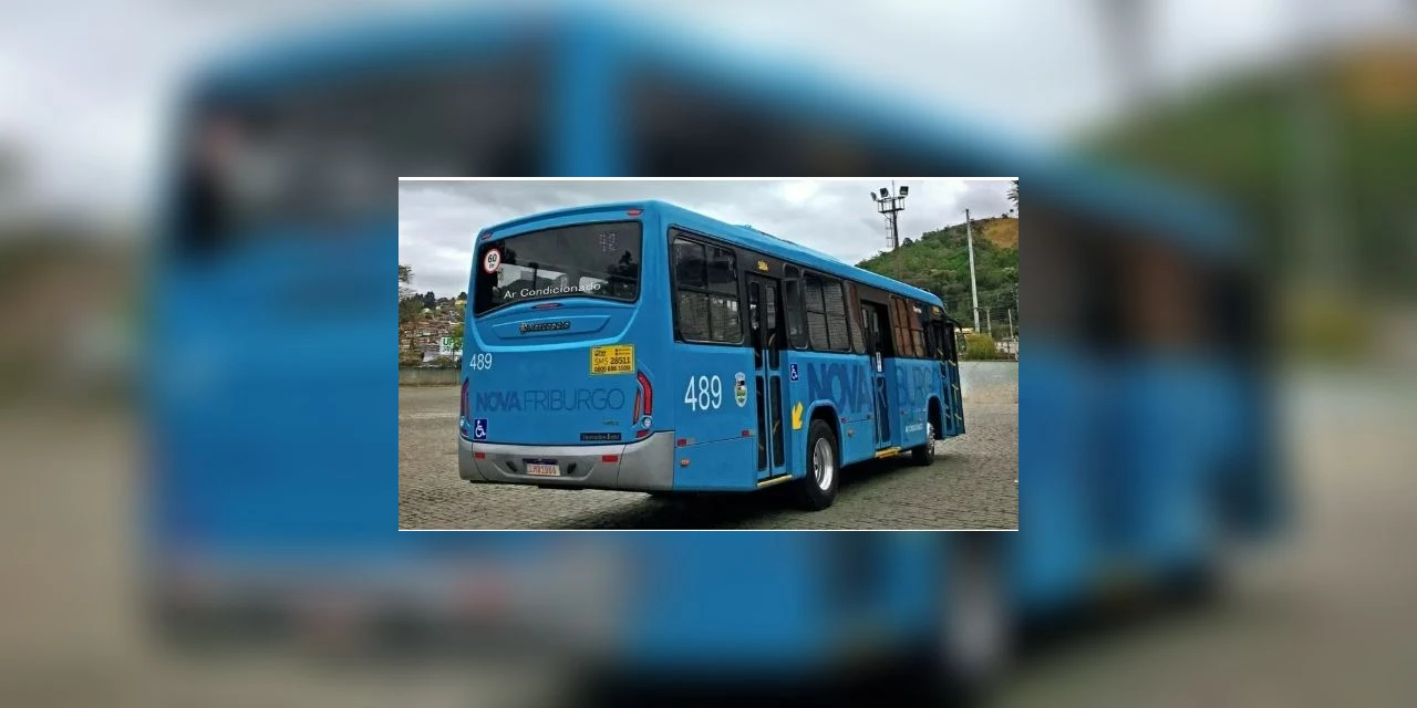 Adolescente morre após colocar cabeça para fora de ônibus e bater em poste