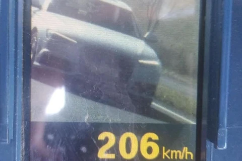 Carro de luxo é flagrado a 206 km/h na BR-376, em Ponta Grossa