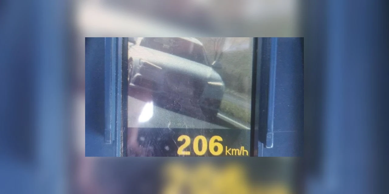 Carro de luxo é flagrado a 206 km/h na BR-376, em Ponta Grossa