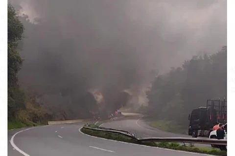 AGORA: Em Tibagi, BR-376 é interditada devido acidente entre três caminhões