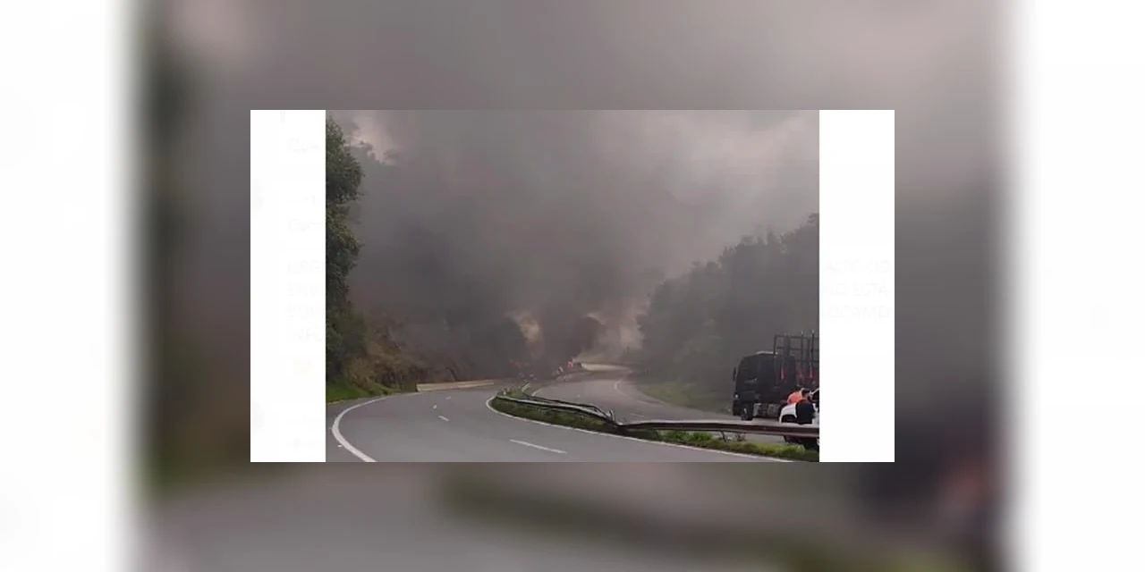 AGORA: Em Tibagi, BR-376 é interditada devido acidente entre três caminhões