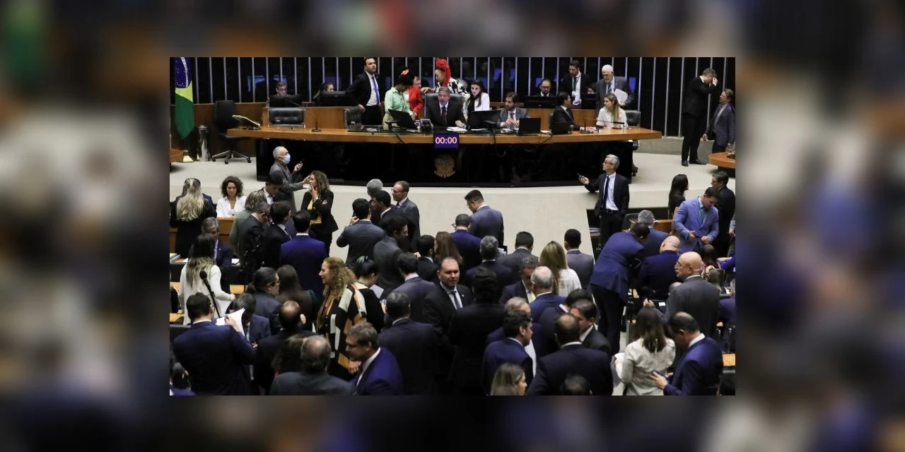 Câmara aprova arcabouço fiscal sem Fundeb e Fundo do DF