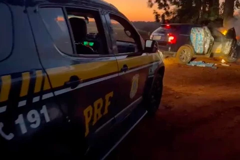 Veículo bate e pega fogo ao fugir da PRF no Paraná