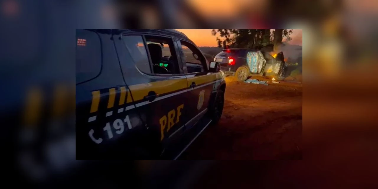 Veículo bate e pega fogo ao fugir da PRF no Paraná