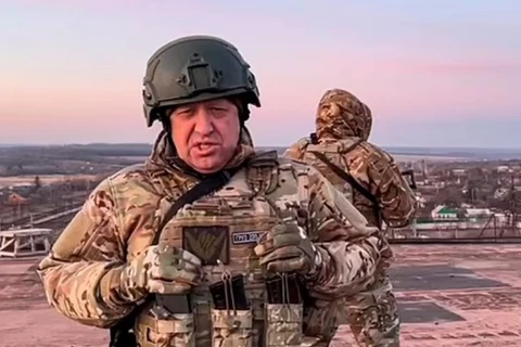 Avião cai e mata líder mercenário que desafiou Putin na Rússia