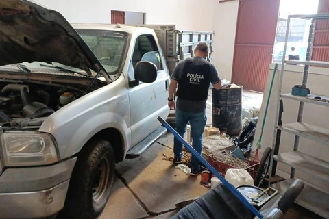 Policia encontra desmanche de carros e recupera caminhonete furtada, em PG