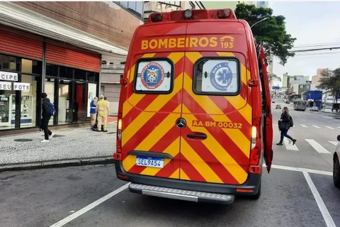 Mulher é esfaqueada e foge após tentar beijar socorrista em Curitiba