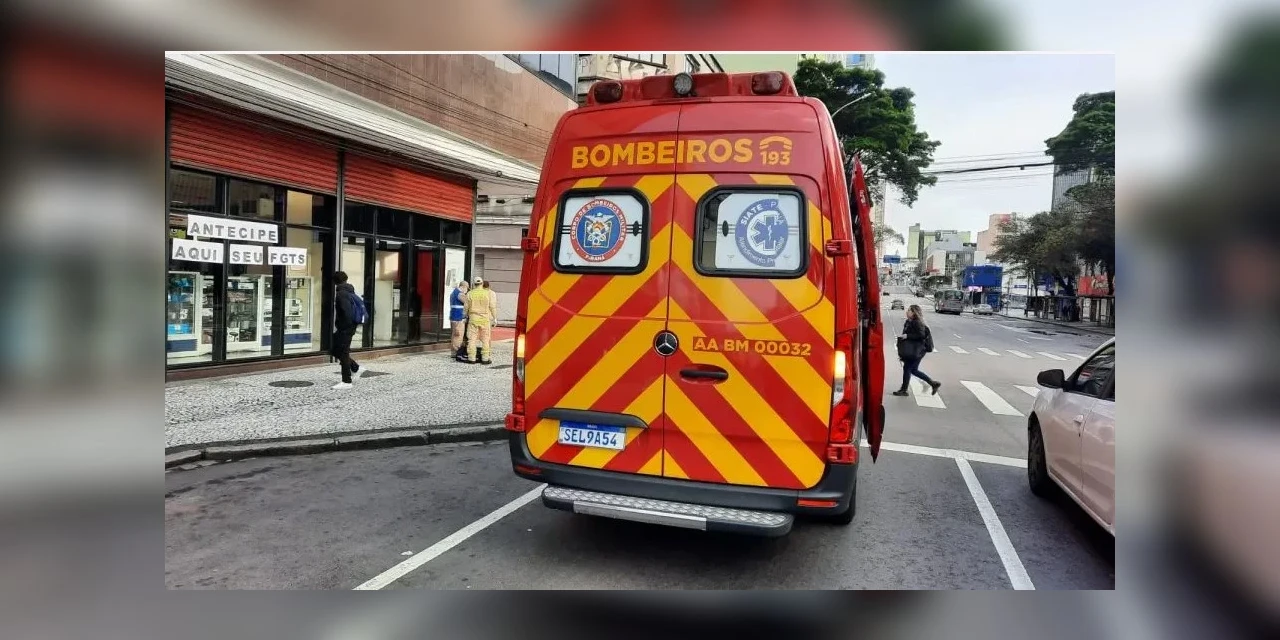 Mulher é esfaqueada e foge após tentar beijar socorrista em Curitiba