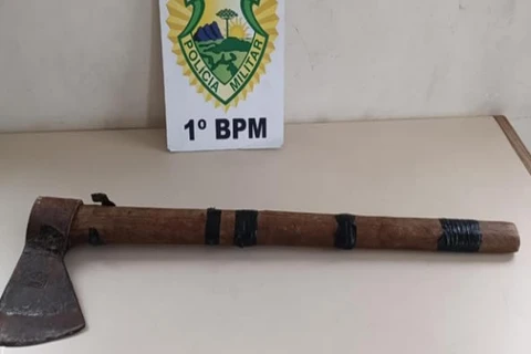 Homem é preso suspeito de agredir a irmã com um machado, em PG