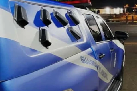 Homem diz que foi rendido por assaltantes enquanto lanchava com a filha. Ela foi levada junto com o carro