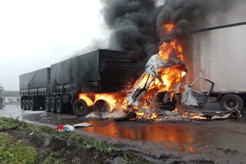 Acidente deixa ao menos 5 mortes na BR-277 e pista continua interditada; diz PRF