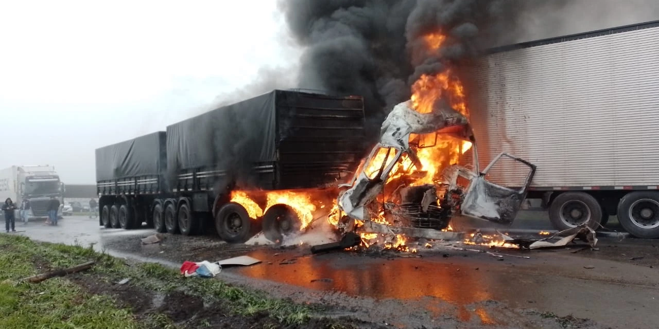 Acidente deixa ao menos 5 mortes na BR-277 e pista continua interditada; diz PRF