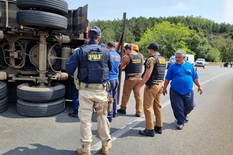 Caminhoneiro fica ferido após tombar caminhão em Tibagi