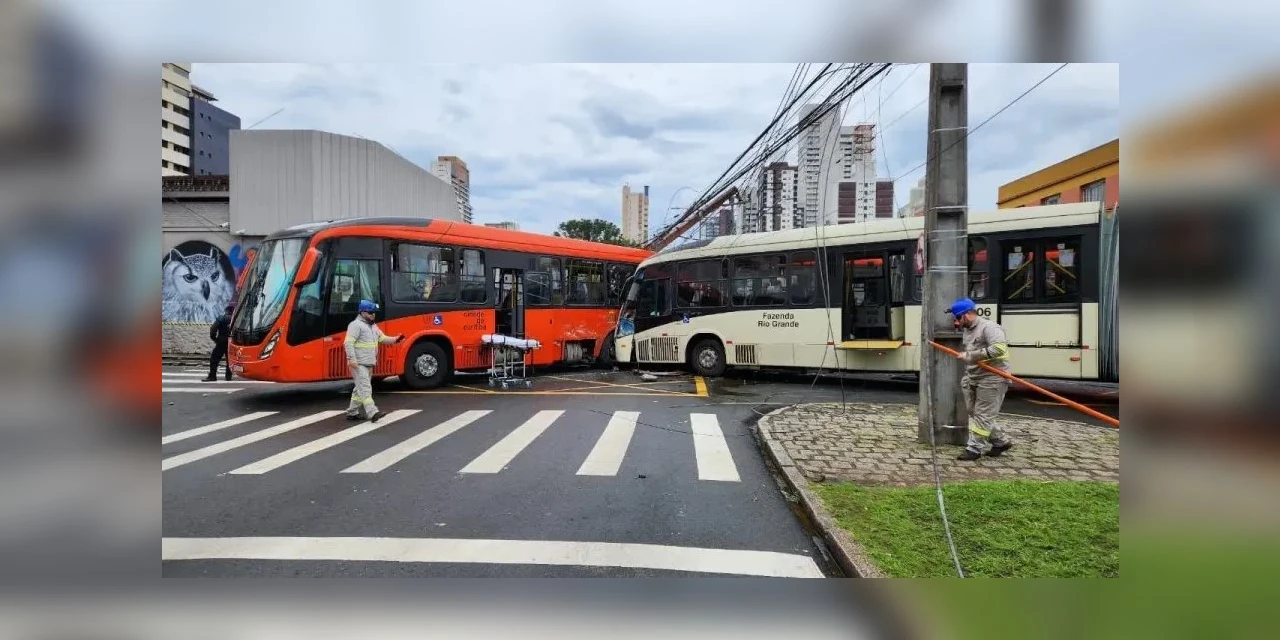 Acidente entre ônibus biarticulado e metropolitano deixa mais de 40 feridos no Centro de Curitiba