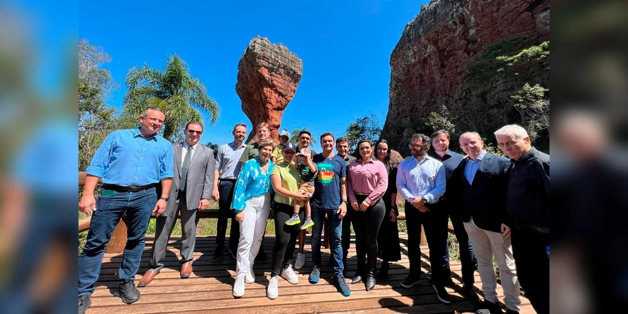 Estado e União discutem aumento de voos para a região dos Campos Gerais após visitas