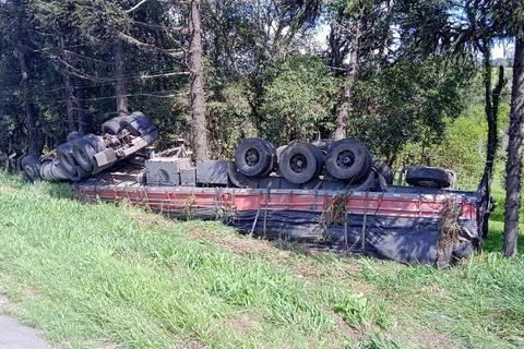 Engavetamento envolvendo vários veículos na BR-376 deixa feridos