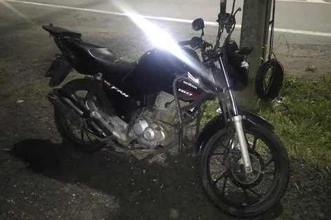 Motociclista e garupa ficam gravemente feridos após acidente, em PG