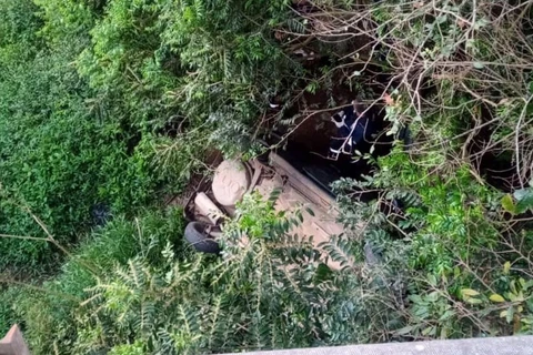 Mulher morre após carro cair de viaduto em PG