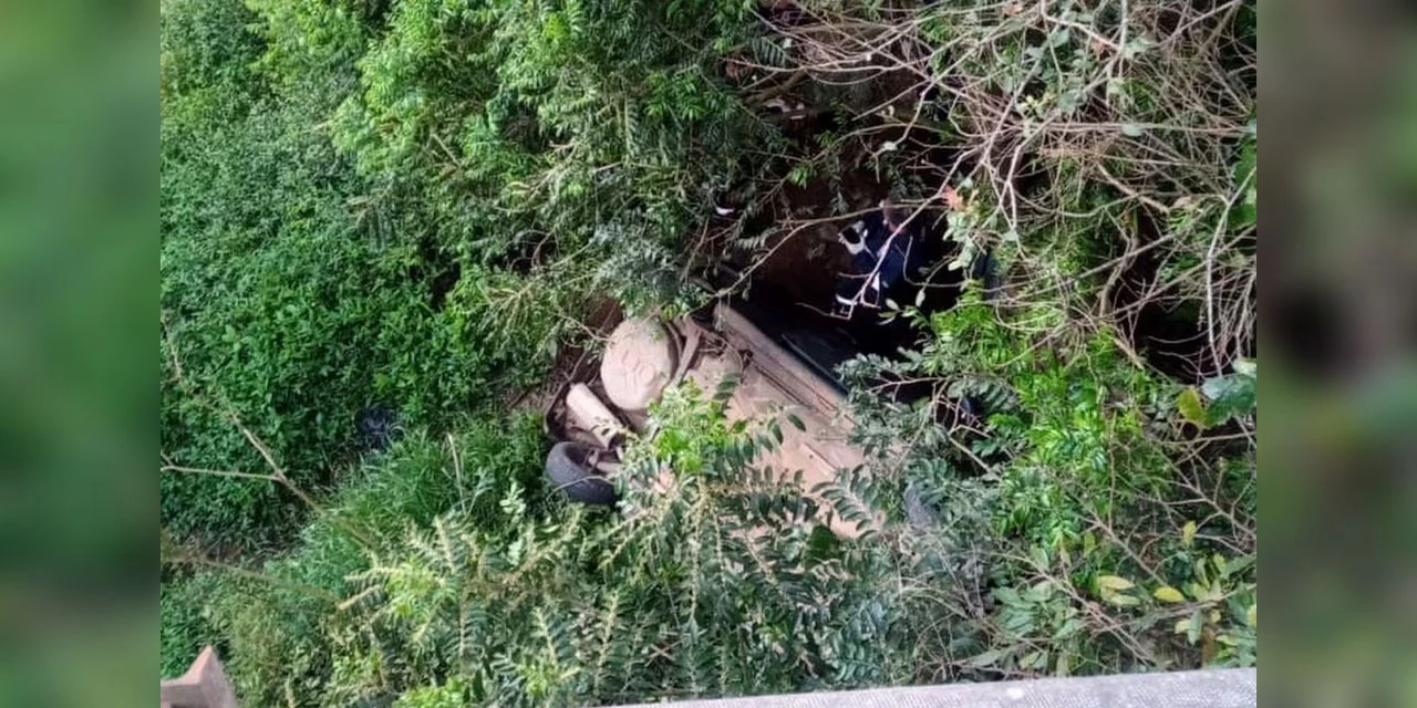 Mulher morre após carro cair de viaduto em PG