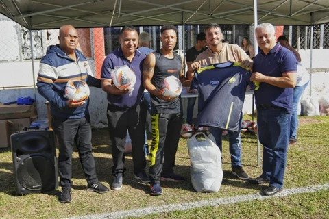 Secretaria de Esportes entrega uniforme para futebol amador de PG