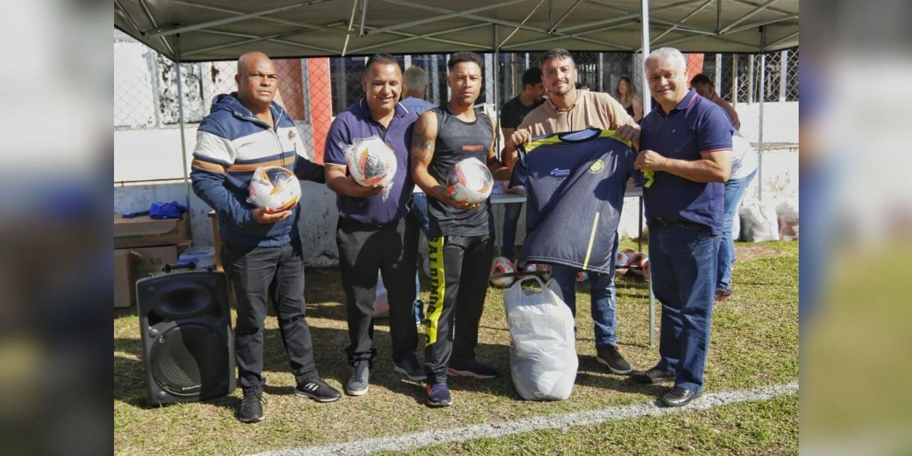Secretaria de Esportes entrega uniforme para futebol amador de PG