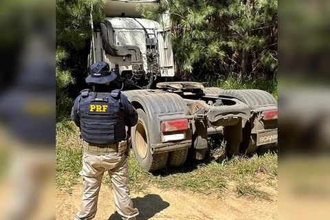 PRF recupera caminhão e carga roubados em Tibagi; um suspeito foi preso