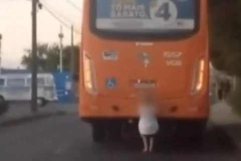 Vídeo mostra garoto pendurado na traseira de ônibus em PG