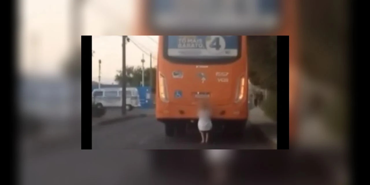 Vídeo mostra garoto pendurado na traseira de ônibus em PG