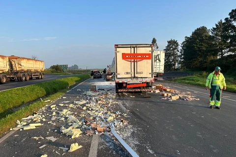 Colisão traseira entre dois caminhões deixa homem morto na BR-376, em Palmeira
