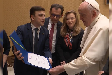 Aliel entrega homenagem em audiência com Papa Francisco